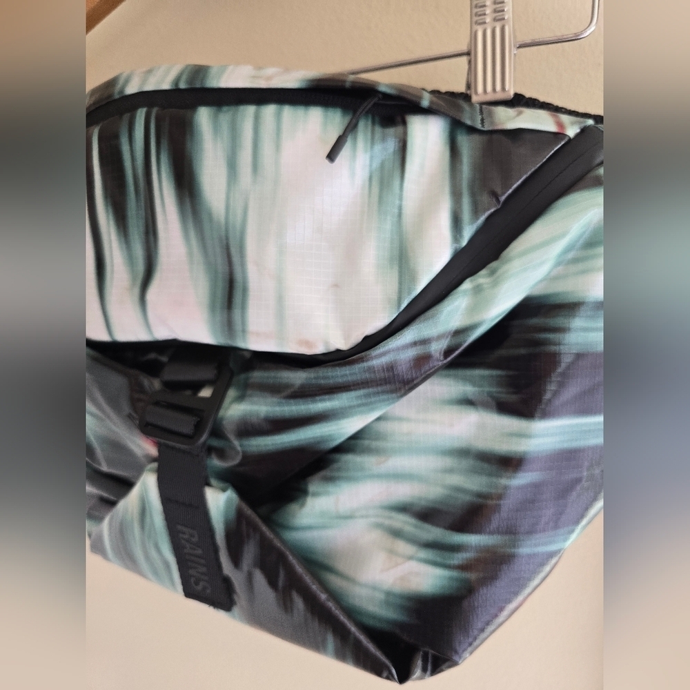 NWT! RAINS, UNISEX , Sibu Bum Bag Large, Blur, MSRP $135 - Picture 10 of 16